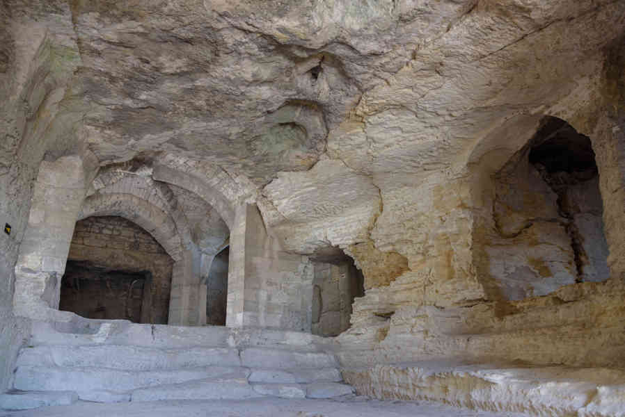 Francia - Beaucaire 014 - abadía troglodita de Saint-Roman.jpg